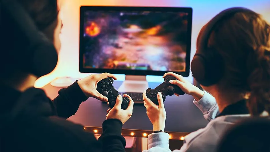Twee mensen met headsets en controllers spelen een videospel op een groot scherm.