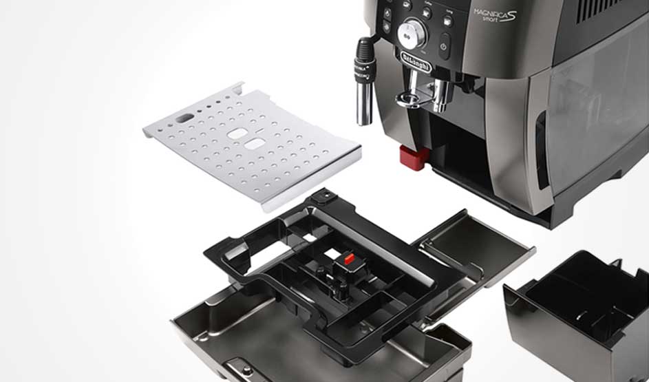 De afbeelding toont een uit elkaar gehaalde DeLonghi Magnifica S koffiemachine met verschillende losse onderdelen, zoals lekbak en rooster.