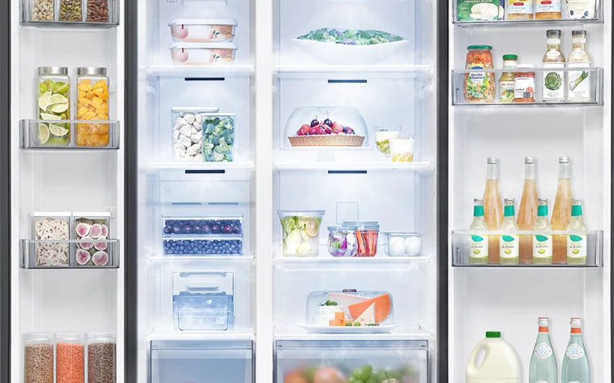 Koelkast interieur toont georganiseerde opslag met verse groenten, flessen, containers en optimale ruimte-indeling.