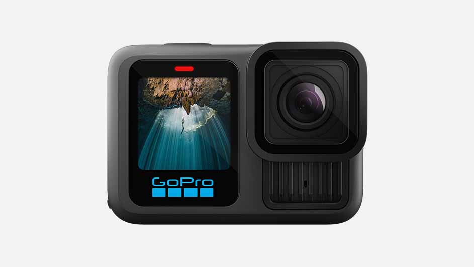 Grijze GoPro camera met een lens rechts en een scherm links dat een onderwaterbeeld toont, het GoPro logo onderaan.