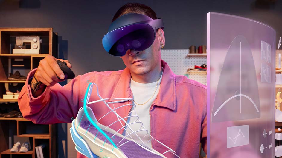 Een persoon met een VR-bril houdt een controller vast, met een schoenprojectie en een scherm in een geordende kamer.