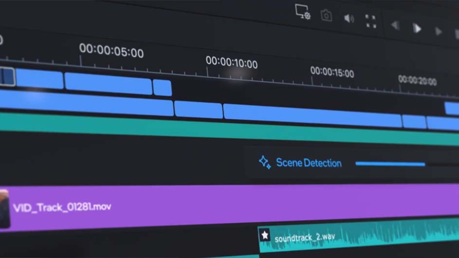Op een donker scherm zijn blauwe, groene en paarse videobewerkingstracks te zien met tijdcodes en de tekst 'Scene Detection'.