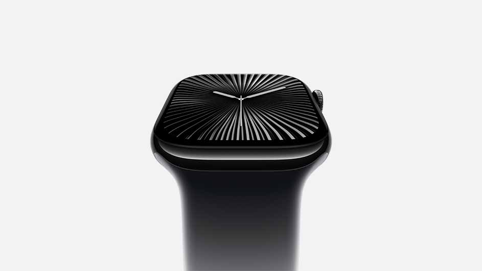 Een zwart horloge met een wijzerplaat met radiale lijnen en witte wijzers, tegen een witte achtergrond.