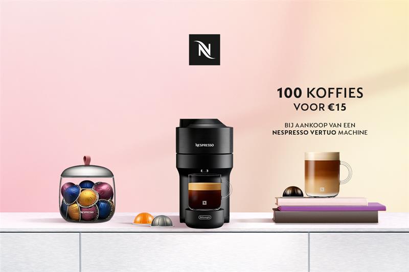 Nespresso Vertuo machine op een aanrecht met koffiekopje, pot gevuld met kleurrijke capsules en losse capsules ernaast. Tekst in beeld: “100 koffies voor €15 bij aankoop van een Nespresso Vertuo machine.” Logo van Nespresso bovenaan.