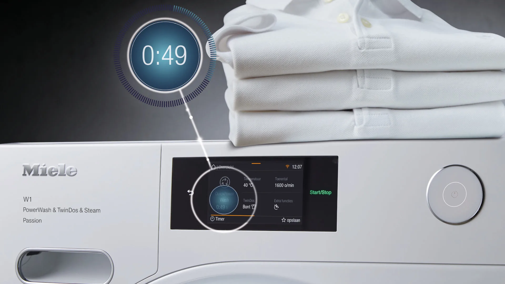 Witte Miele wasmachine met een digitaal scherm waarop een timer staat ingesteld op 0:49. Bovenop de machine liggen opgevouwen witte polo's.