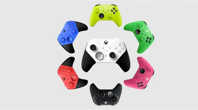 Diverse Xbox-controllers in een cirkel rondom een witte controller. Kleuren: geel, blauw, groen, rood, roze en zwart.