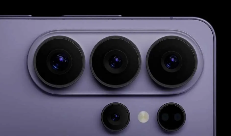 Close-up van een paars smartphonecamera-eiland met vijf ronde lenzen en een flitser, strak verlicht tegen een diepe zwarte achtergrond.