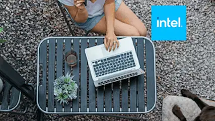Een vrouw zit buiten met een laptop op een tafel, naast een drankje en plant. Het Intel-logo staat rechtsboven.