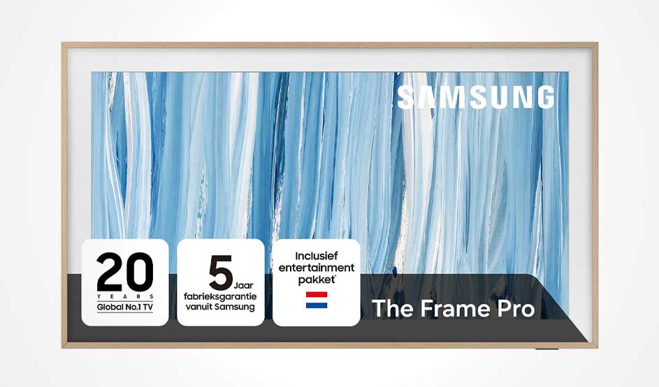 Een Samsung The Frame Pro toont blauwe penseelstreken, met labels voor garantie en entertainmentpakket.