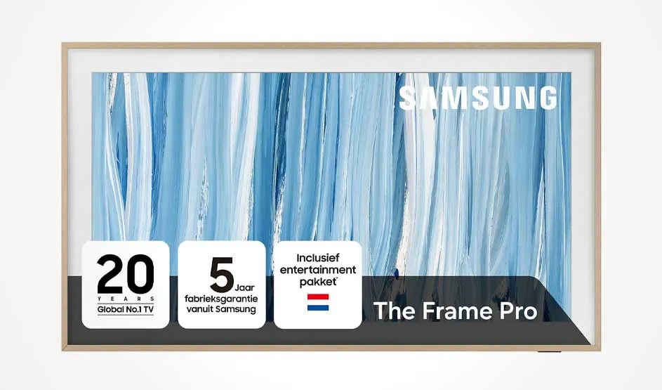 Een Samsung The Frame Pro toont blauwe penseelstreken, met labels voor garantie en entertainmentpakket.