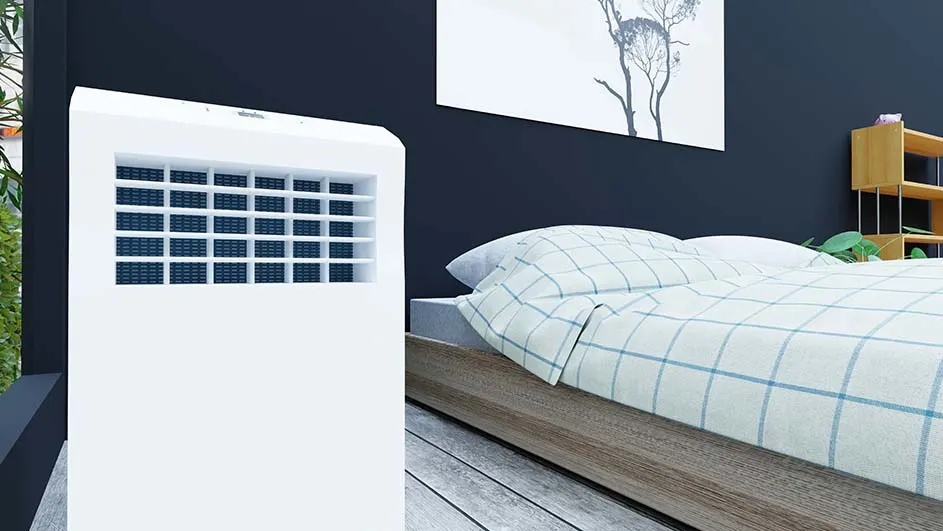 Witte airconditioner naast een bed met blauw geruit beddengoed, tegen een donkere muur met een schilderij en houten rek.