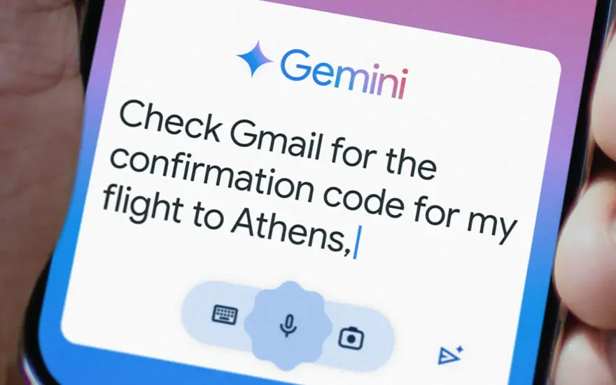 ): Smartphone toont Gemini AI-interface met verzoek om Gmail te controleren voor vluchtbevestiging naar Athene. Moderne AI-assistent in actie.