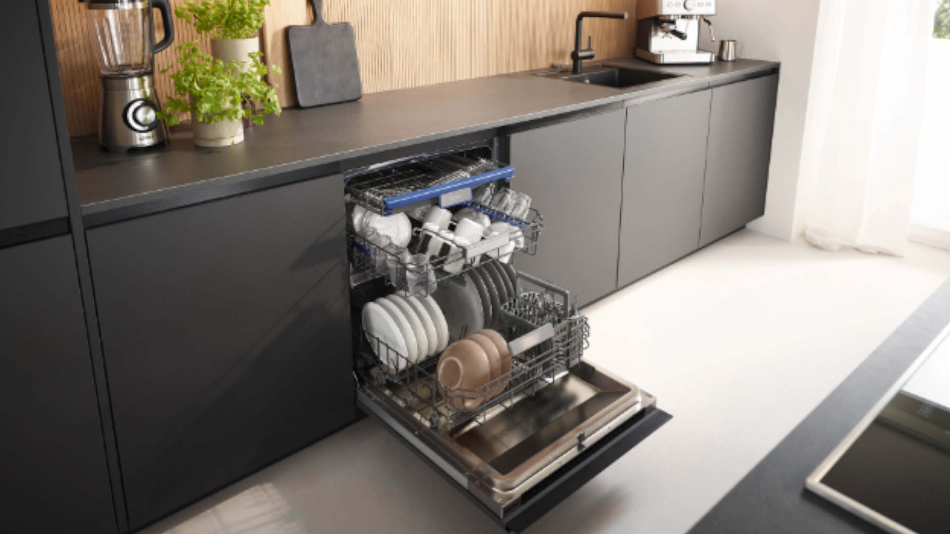 Volledig geïntegreerde KOENIC vaatwasser KDW 6051-1 C FI geopend, met beladen korven in een moderne inbouwkeuken.