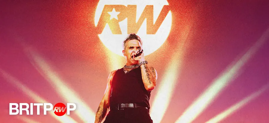 Robbie Williams in een zwarte mouwloze top staat op het podium met een microfoon bij zijn mond terwijl rode en witte lichtstralen achter hem uitwaaieren. Boven hem is een verlicht cirkelvormig embleem met de letters ‘RW’ en een ster te zien, en linksonder staat in witte en rode letters ‘BRITPOP RW’.