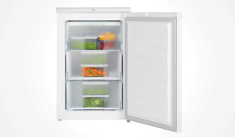 Een open witte vriezer van Beko met drie transparante lades gevuld met diepvriesgroenten, netjes en overzichtelijk ingedeeld.