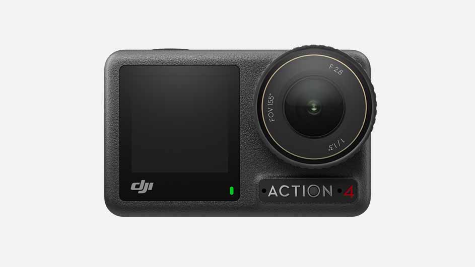 Een zwarte DJI Action 4 camera met een lens rechts en een scherm links, tegen een witte achtergrond.