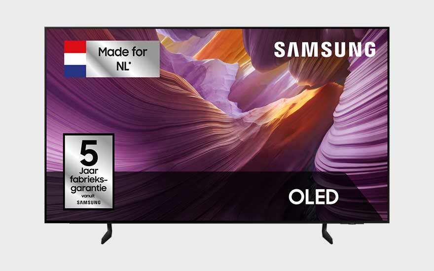 Samsung OLED tv, met “Made for NL” label en vijf jaar garantie, toont een kunstzinnig paars landschap met licht en omhelzende vormen.