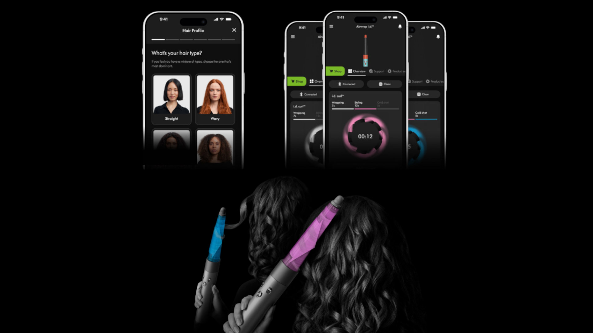 Vier smartphones tonen haarprofiel-apps; twee vrouwen met krullend haar gebruiken stylingapparaten met blauwe en roze opzetstukken.
