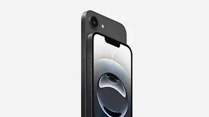 Een zwarte smartphone staat rechtop, met de achterkant en camera zichtbaar. Het scherm toont een abstract patroon met zilveren accenten.