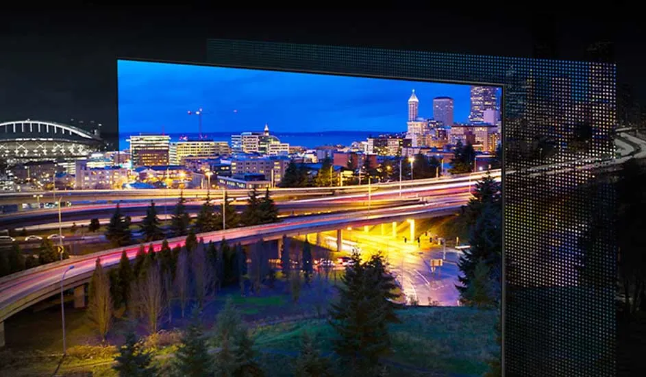 Een moderne tv toont een kleurrijke stadsfoto met heldere verlichting, waarbij het scherm het contrast met de donkere achtergrond benadrukt.
