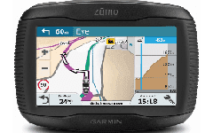 Zwart navigatiesysteem toont een kaart met route, snelheid en tijd. Het scherm bevat ook pictogrammen en cijfers.