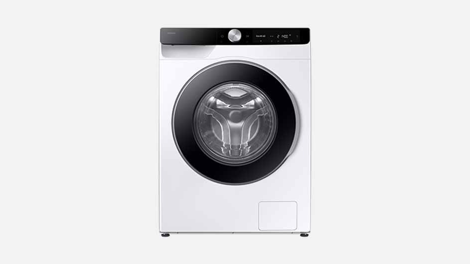 Een witte wasmachine met een zwarte deurrand en een zwart bedieningspaneel staat tegen een witte achtergrond.