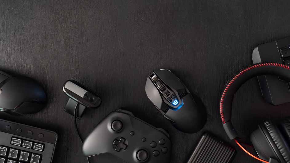 Diverse zwarte gaming-accessoires op een donkere achtergrond, waaronder een muis met blauwe accenten, een controller en een headset.