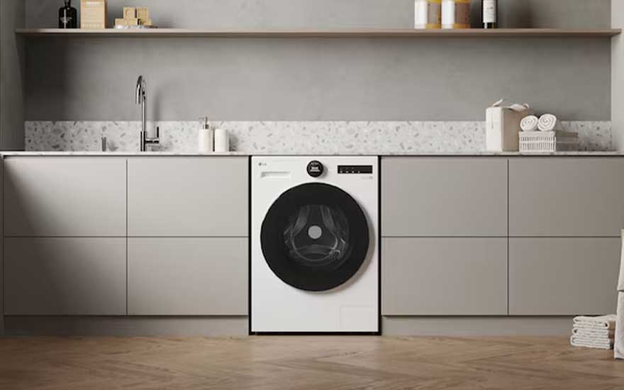 Moderne lichte wasruimte met ingebouwde witte wasmachine, lange kasten, spoelbak, planken en netjes gevouwen handdoeken.