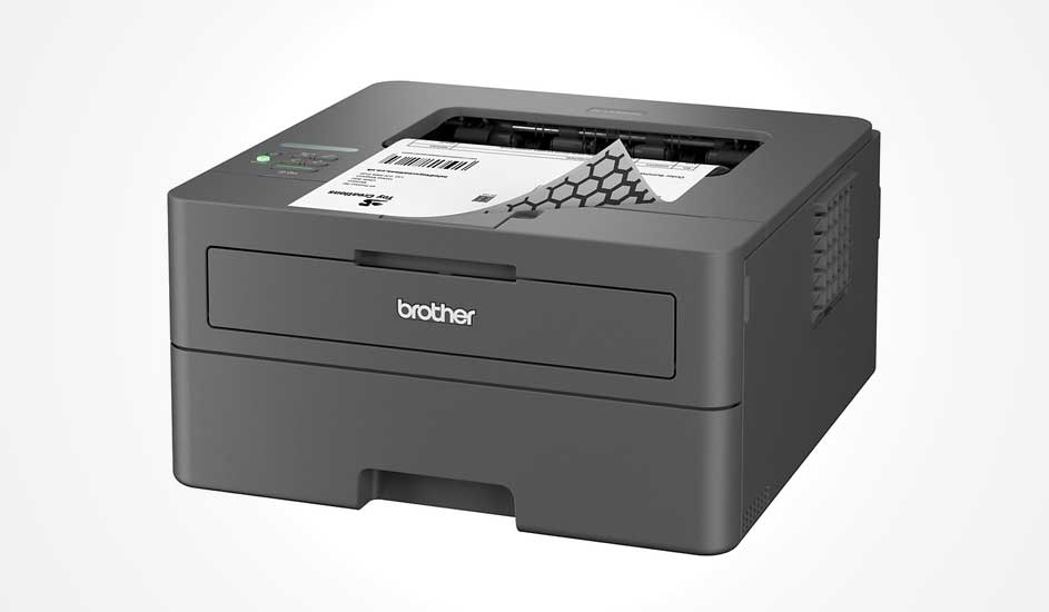 Een grijze Brother laserprinter print een zwart-wit document met barcode. Het apparaat heeft een compact en strak ontwerp. Merknaam: Brother.