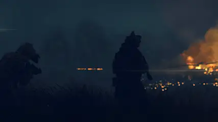 Drie soldaten staan in een donker veld, met een brandende vuurzee op de achtergrond.