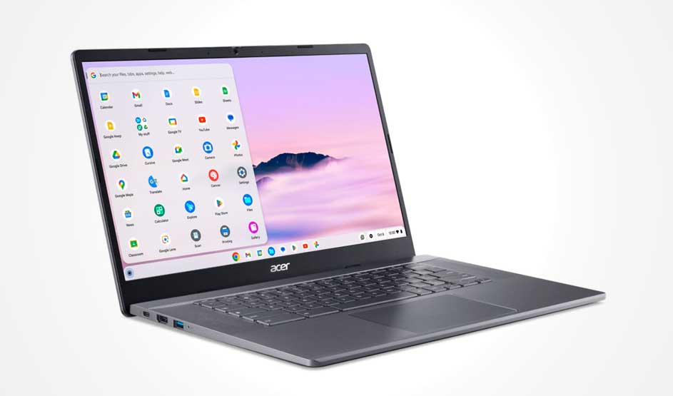 Een donkergrijze laptop schuin open; op het scherm staat een app-menu links en een roze lucht met berg, met toetsenbord en touchpad zichtbaar.