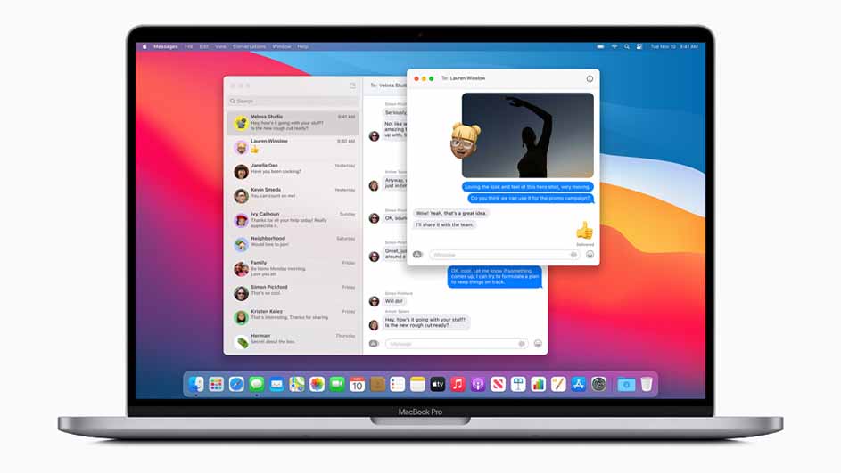 Een MacBook Pro laptop toont een open berichten-app met gesprekken en een foto van een persoon tegen een zonsondergang.