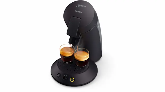 Een donker Senseo koffiezetapparaat vult twee glazen met koffie op een witte achtergrond.