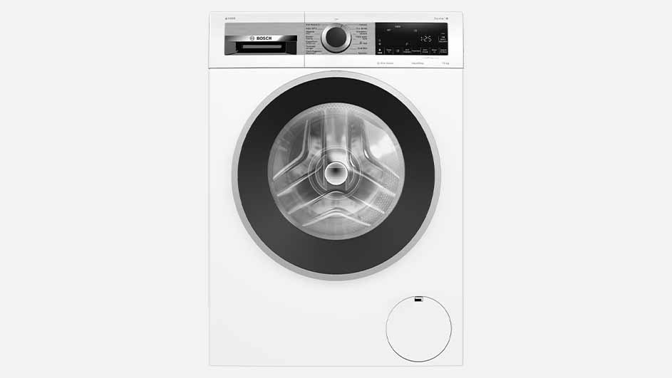 Een witte wasmachine met een zwarte ring rond een glazen deur en bedieningspaneel bovenaan.