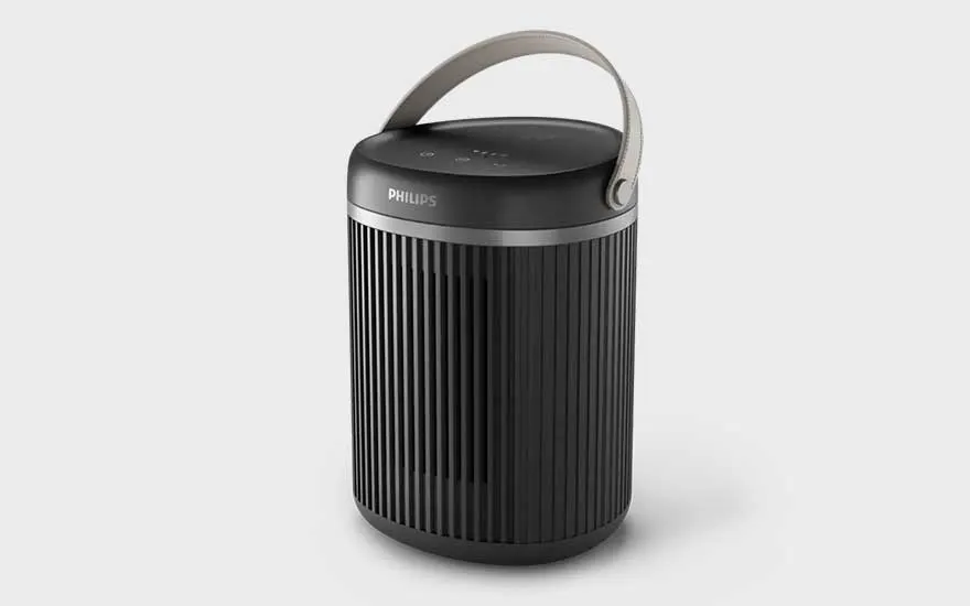 Een draagbare Philips luchtreiniger, zwart met handvat, staat speels in beeld en past perfect in elk interieur.