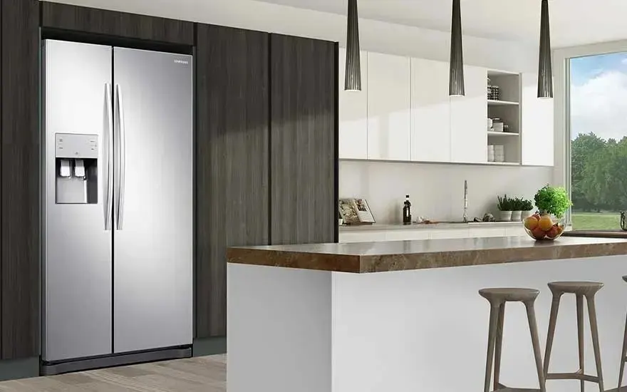 Een moderne keuken met een grote zilveren Samsung koelkast met water- en ijsdispenser, naast een kookeiland en hoge krukken.