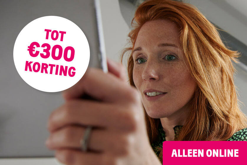 Vrouw gebruikt smartphone; tekst “Tot €300 korting” en “Alleen online”.