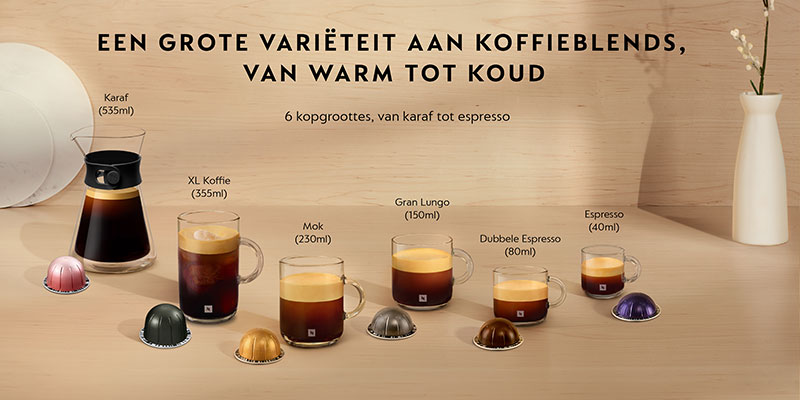 Diverse koffiesoorten in glazen bekers, variërend van karaf tot espresso, met capsules op een beige achtergrond naast een witte vaas.