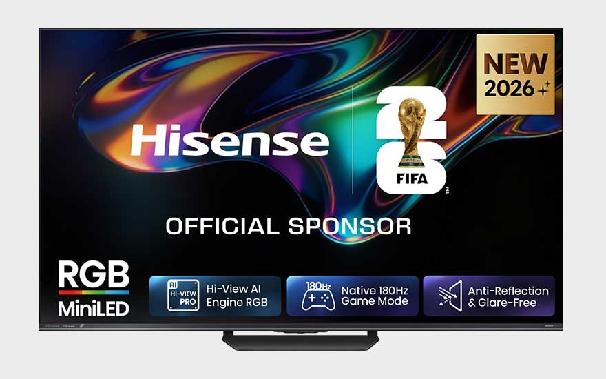 Een Hisense-tv promoot RGB MiniLED, FIFA-sponsoring en gamefuncties met een glanzend abstract ontwerp op het scherm.
