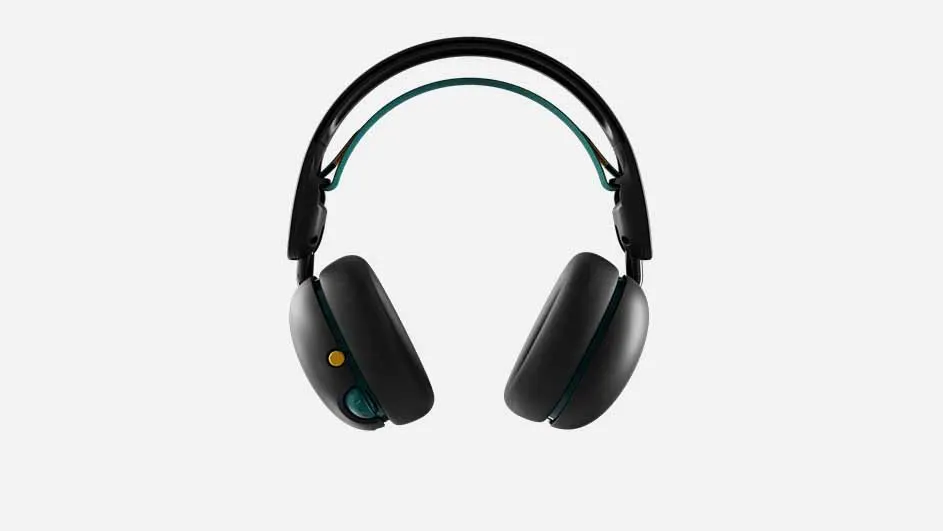 Zwarte koptelefoon met turkoois accenten, hangend tegen een witte achtergrond. Eén oorkussen heeft een gele knop.