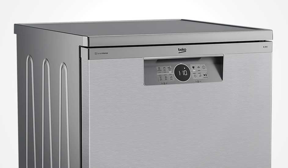 Zilverkleurige Beko vaatwasser met digitaal display en overzichtelijk bedieningspaneel aan de voorkant, in een modern ontwerp.