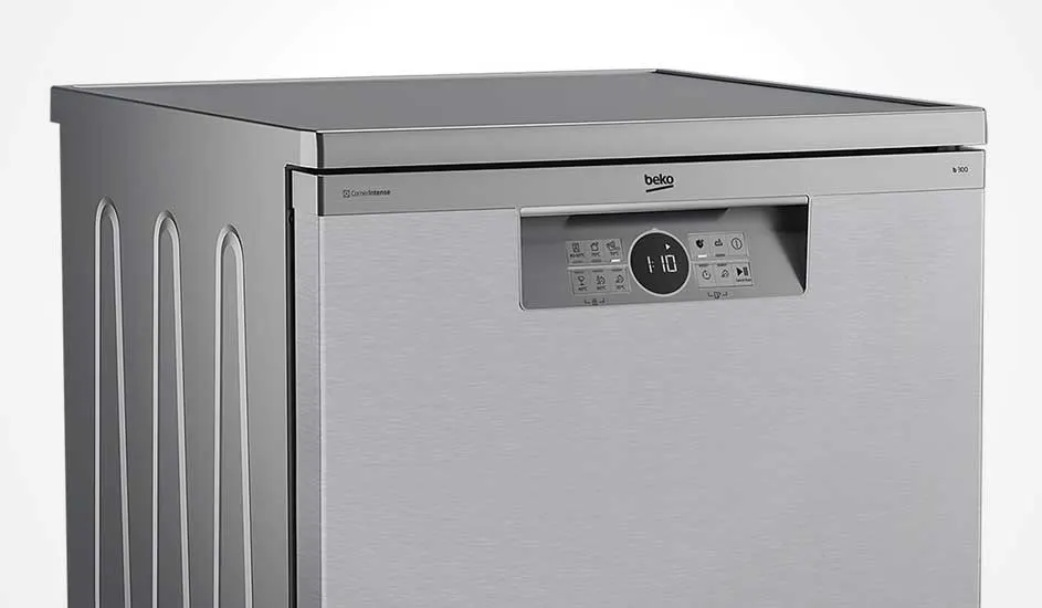 Zilverkleurige Beko vaatwasser met digitaal display en overzichtelijk bedieningspaneel aan de voorkant, in een modern ontwerp.