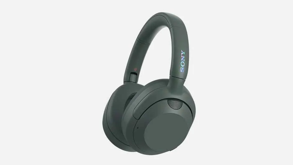 Grijze Sony-hoofdtelefoon, op een witte achtergrond. De beugel is zichtbaar met het Sony logo.