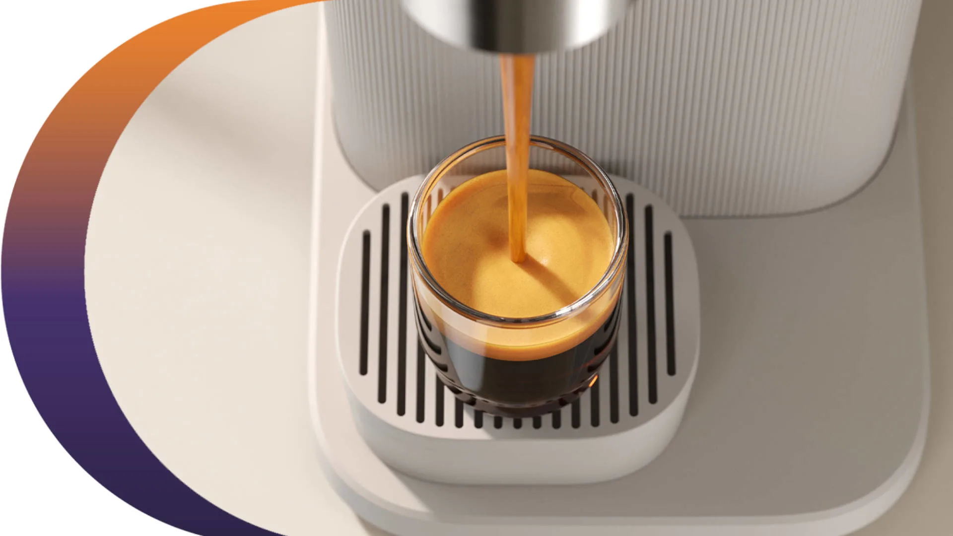 Een grijswit koffiezetapparaat vult een glas met koffie. Het glas staat op een rooster.