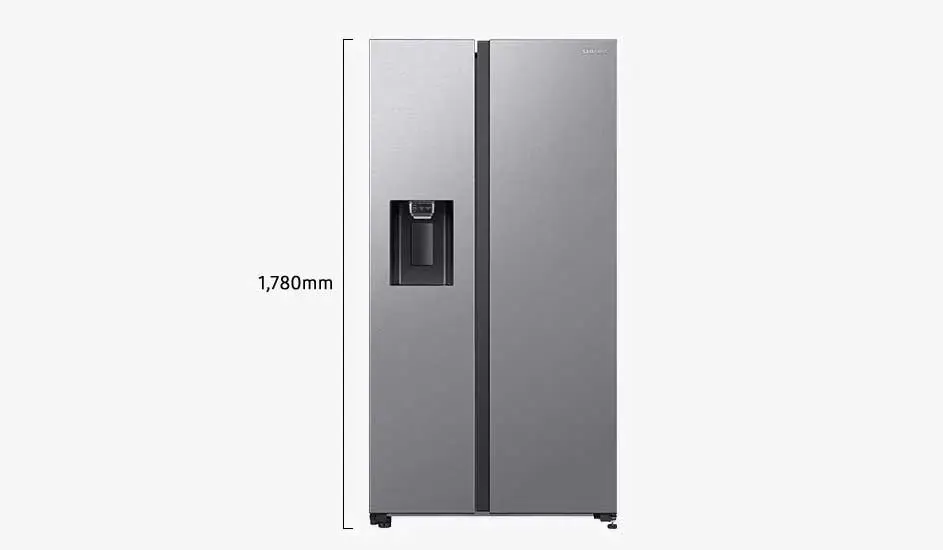 Een moderne Amerikaanse koelkast van het merk Samsung, zilverkleurig, met dubbele deuren en waterdispenser, is 1780 mm hoog.