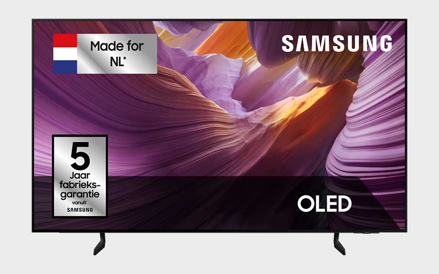 Een Samsung OLED-televisie toont een kleurrijke canyonafbeelding, met promotietekst over garantie en een Nederlandse uitvoering.