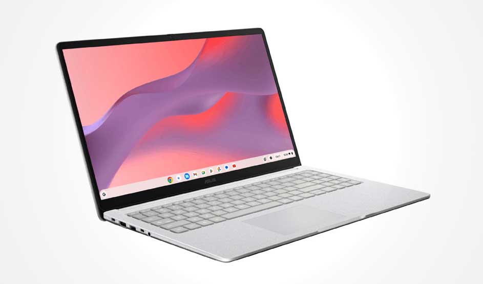 Een slanke, lichtgrijze laptop staat schuin open; op het scherm een roze-paars bureaublad, met zichtbaar toetsenbord, touchpad en zijpoorten.