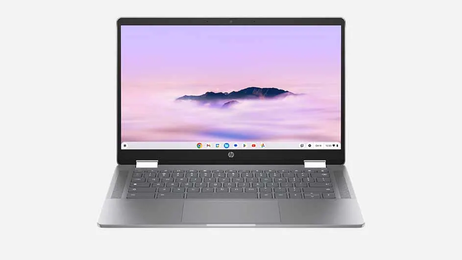 Een geopende, grijze laptop staat op een witte achtergrond. Het scherm toont een paars landschap met bergen.