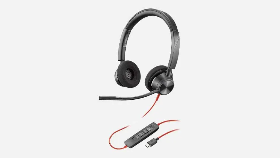 Zwarte hoofdtelefoon met microfoon en rode kabel op een witte achtergrond.