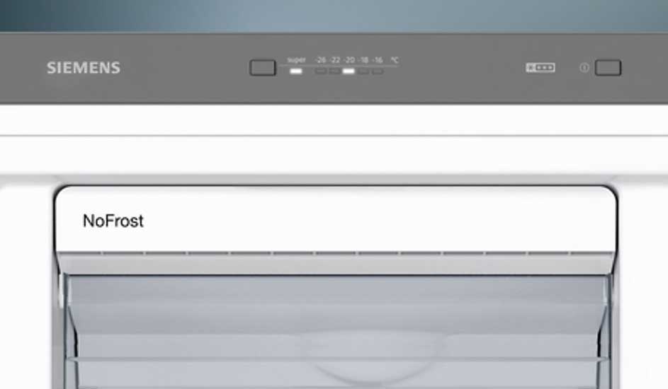 Een Siemens vriezer met NoFrost-technologie, grijze bediening en transparante lade die ijsvorming voorkomt en eenvoudig te bedienen is.